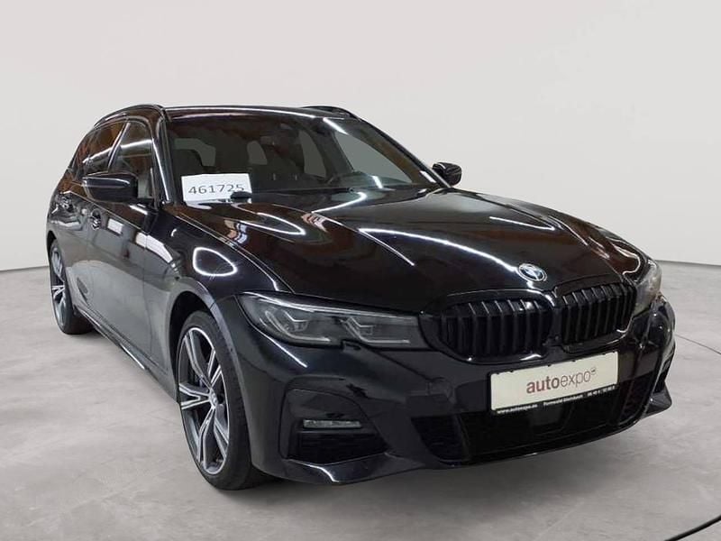 Saphirschwarz metallic Gebraucht 2021 BMW 330e M Sport Kombi | 27.490 € (Guter Preis) - Bild 1/4