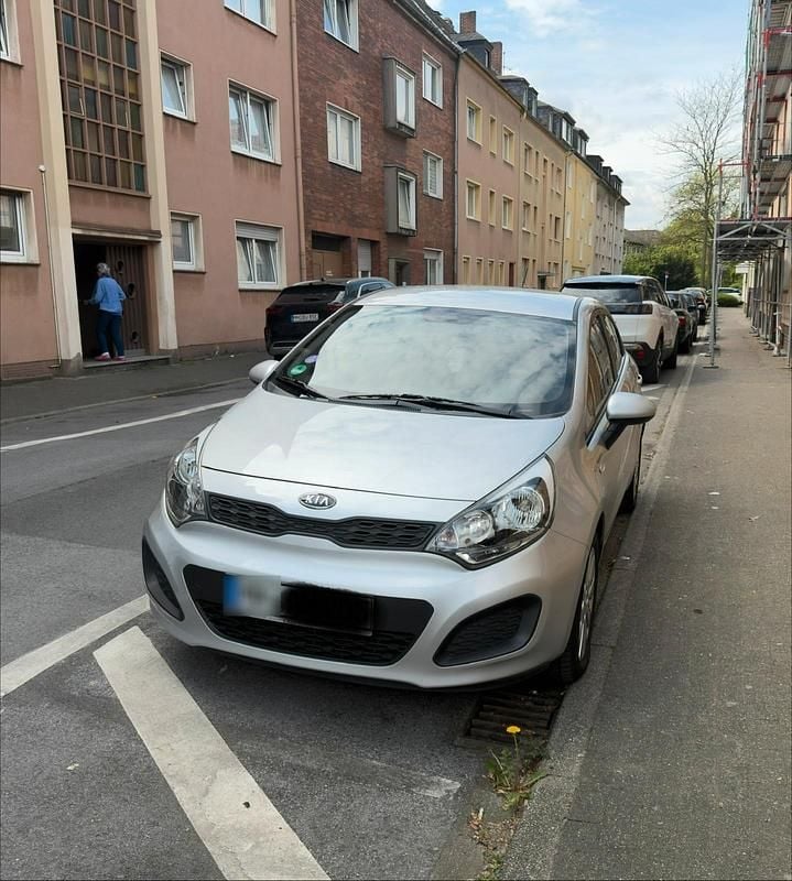 Second-hand Kia Rio 85 CP (62 kW) 2012 Argintiu Berlinǎ