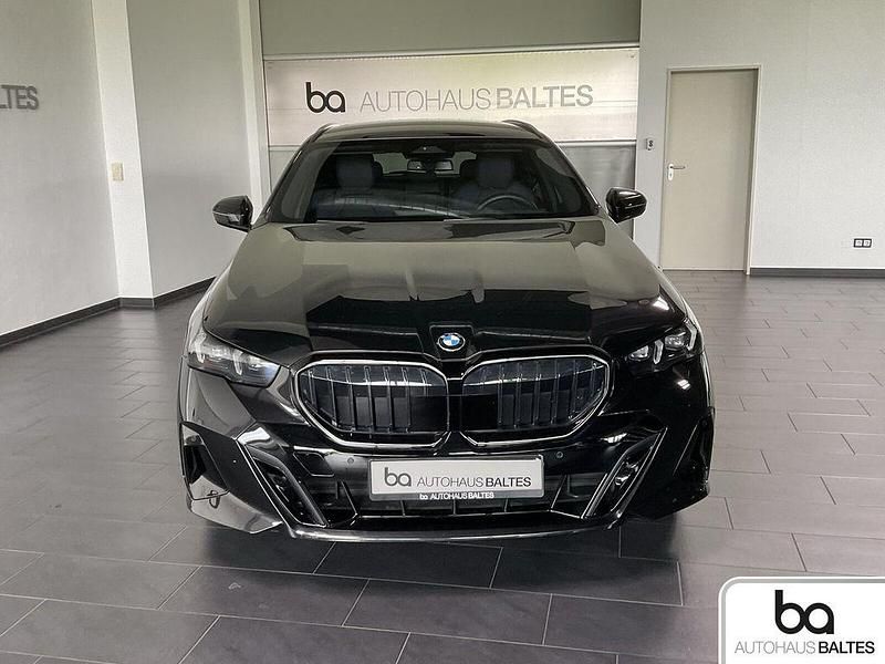 Gebraucht BMW 540 M Sport 303 PS (222 kW) 2025 Saphirschwarz met. Kombi