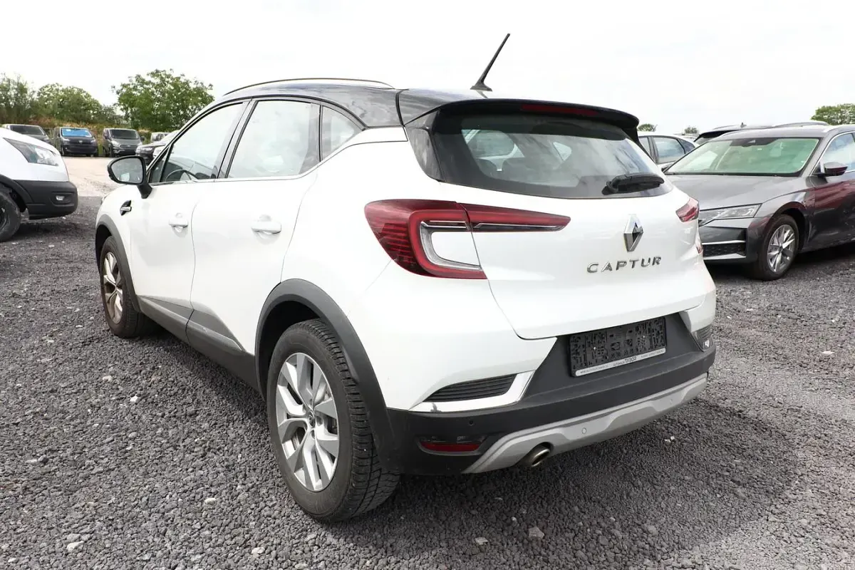 Gebraucht Renault Captur Intens 131 PS (96 kW) 2021 Perlmutt weiß metallic / schwarz SUV