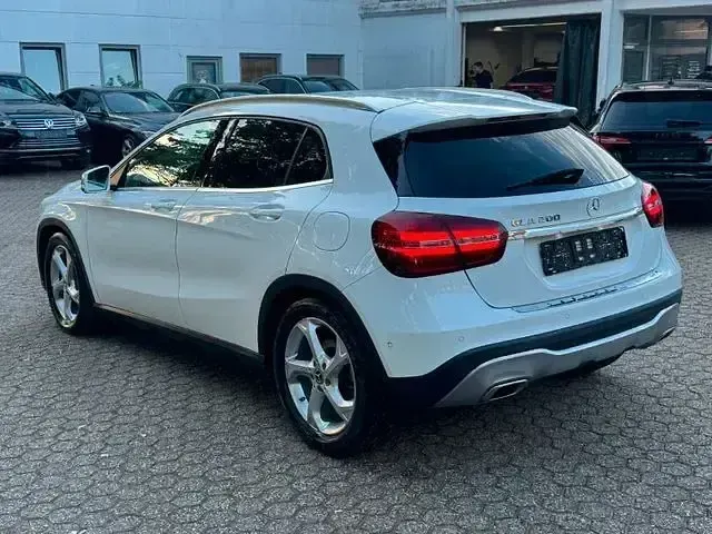 Gebraucht Mercedes GLA200 Urban 156 PS (114 kW) 2018 Weiß SUV