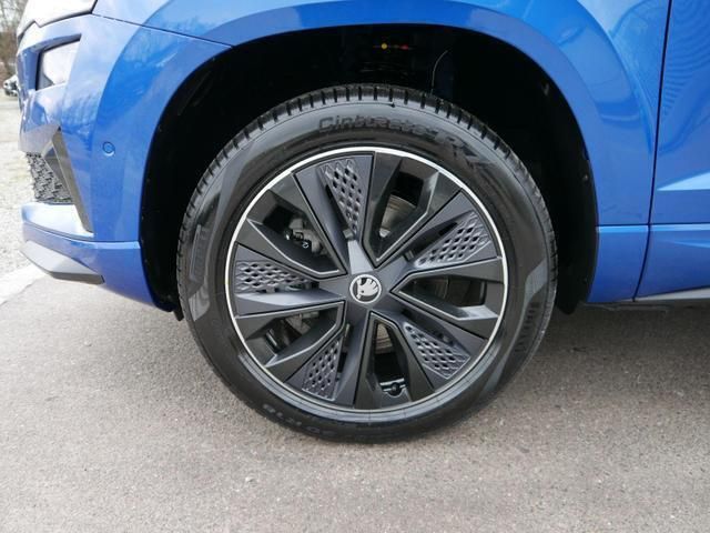 Raceblau metallic raceblau metallic Neu 2025 Skoda Karoq SportLine SUV | 44.168 € (Teuer) - Bild 1/4