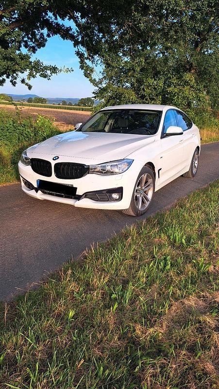 Weiß Gebraucht 2014 BMW 320 Gran Turismo Sport Line Limousine | 14.900 € (Fairer Preis) - Bild 1/4