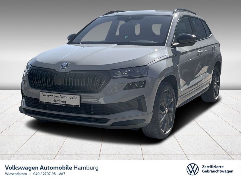 Stahlgrau Gebraucht 2023 Skoda Karoq SportLine SUV | 32.930 € (Etwas zu teuer) - Bild 1/4