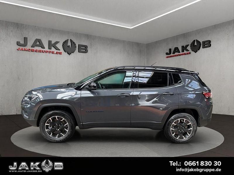 Gebraucht Jeep Compass Trailhawk 179 PS (131 kW) 2022 Graphite grey SUV