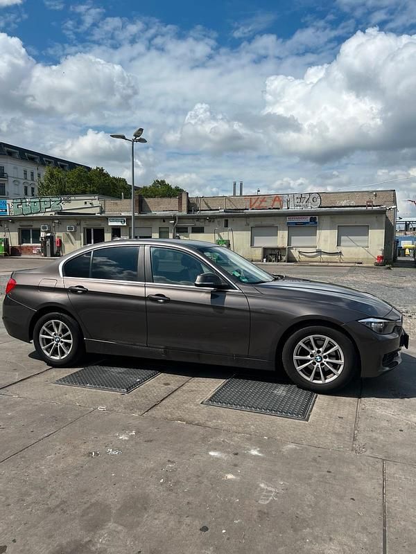 Grau Gebraucht 2014 BMW 316 Limousine | 9.200 € (Guter Preis) - Bild 1/4