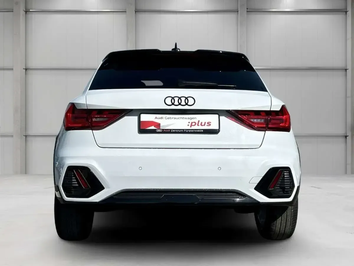 Gebraucht Audi A1 Ambiente 150 PS (110 kW) 2022 Gletscherweiß metallic SUV