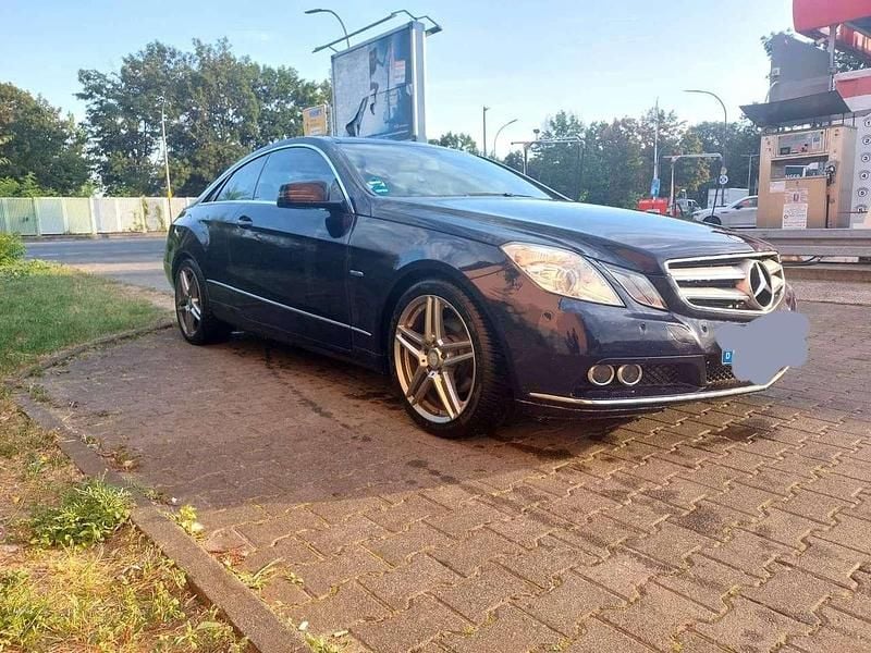 Blau Gebraucht 2010 Mercedes E250 Elegance Coupé | 10.100 € (Fairer Preis) - Bild 1/4