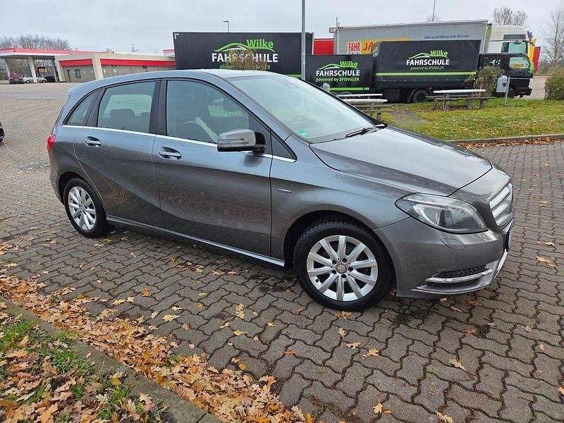 Gebraucht Mercedes B180 122 PS (89 kW) 2012 Grau Van / Kleinbus