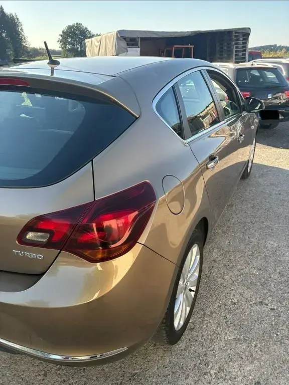 Gebraucht Opel Astra 140 PS (102 kW) 2013 Braun Limousine