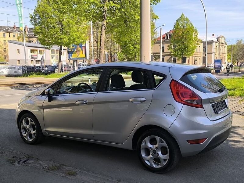 Gebraucht Ford Fiesta Titanium 82 PS (60 kW) 2010 Silber Kleinwagen