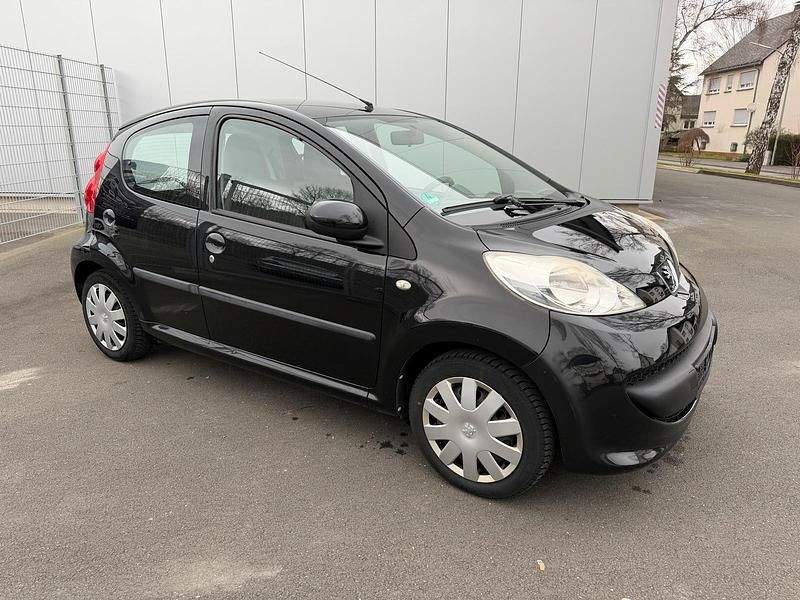 Gebraucht Peugeot 107 68 PS (50 kW) 2010 Schwarz Kleinwagen
