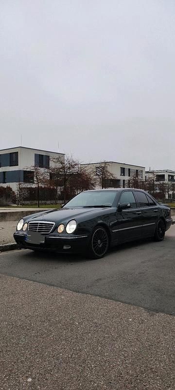 Grün Gebraucht 2001 Mercedes E320 Limousine | 7.999 € (Etwas zu teuer) - Bild 1/4
