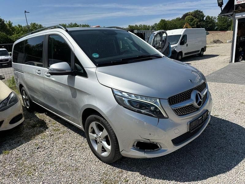 Silber Gebraucht 2017 Mercedes V250 Van / Kleinbus | 31.000 € - Bild 1/4
