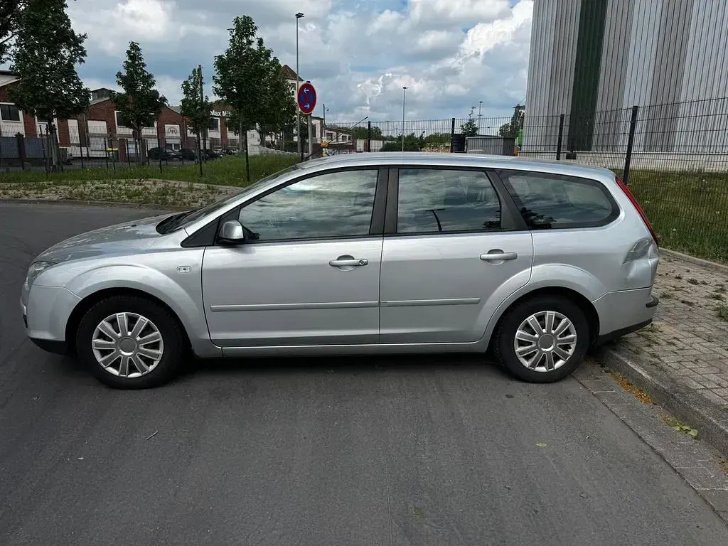 Gebraucht Ford Focus Ambiente 101 PS (74 kW) 2007 Grau Limousine