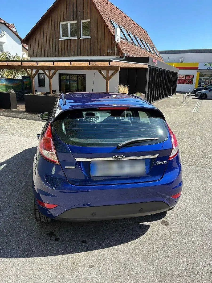 Gebraucht Ford Fiesta Titanium 101 PS (74 kW) 2014 Blau Kleinwagen