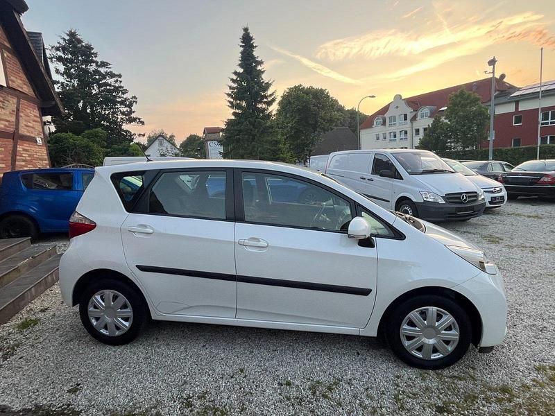 Gebraucht Toyota Verso-S Life 99 PS (72 kW) 2011 Weiß Van / Kleinbus