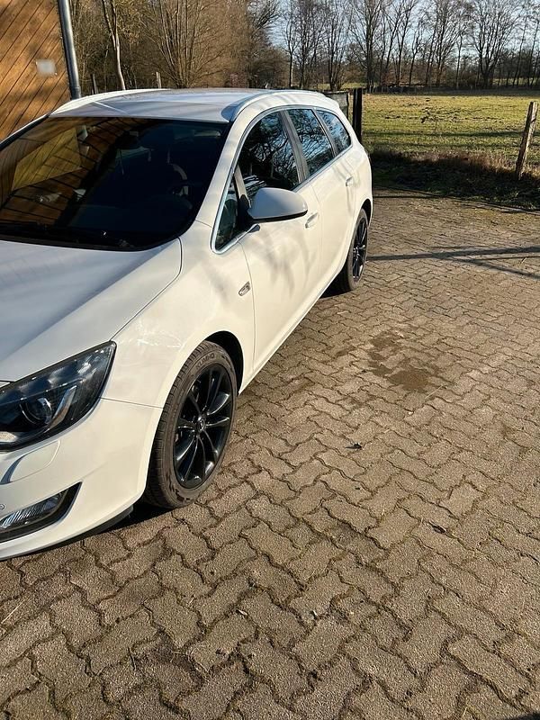 Gebraucht Opel Astra 179 PS (131 kW) 2012 Weiß Kombi