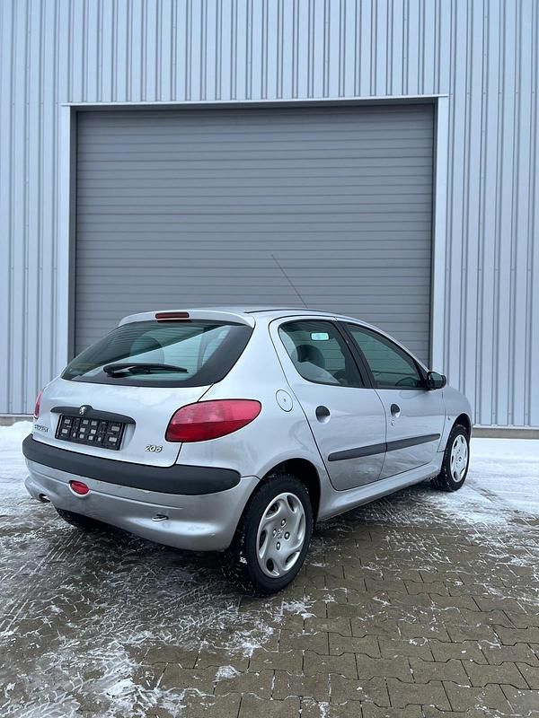 Gebraucht Peugeot 206 75 PS (55 kW) 1999 Silber Kleinwagen