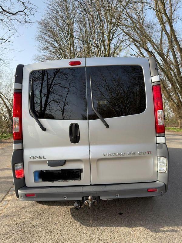 Gebraucht Opel Vivaro 145 PS (106 kW) 2011 Silber Van / Kleinbus