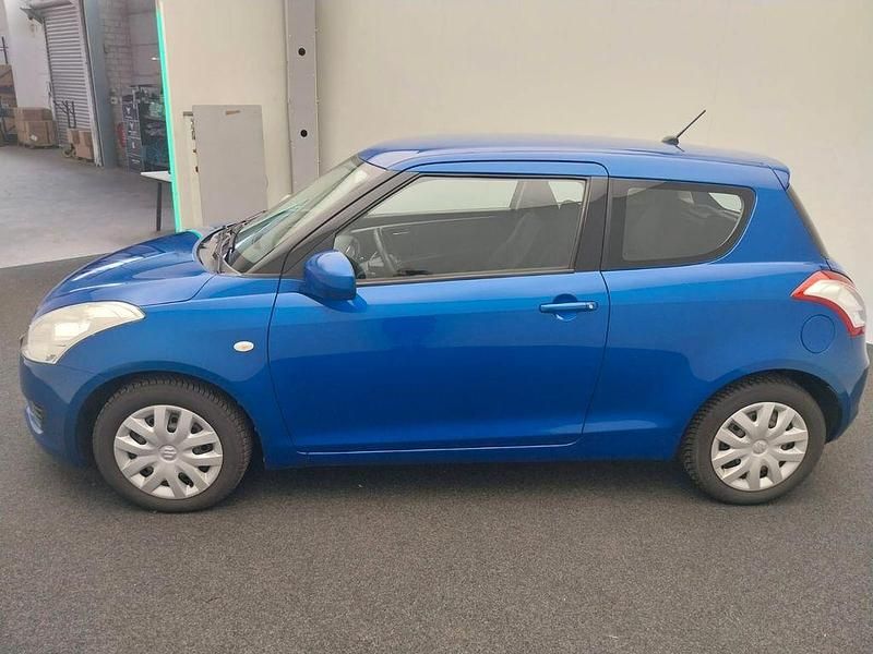 Blau Gebraucht 2013 Suzuki Swift Club Limousine | 5.500 € (Fairer Preis) - Bild 1/4