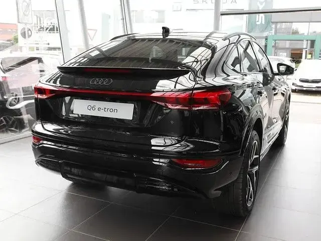 Neu Audi Q6 Sportback e-tron Business 225 kW (306 PS) 2026 Mythosschwarz metallic SUV