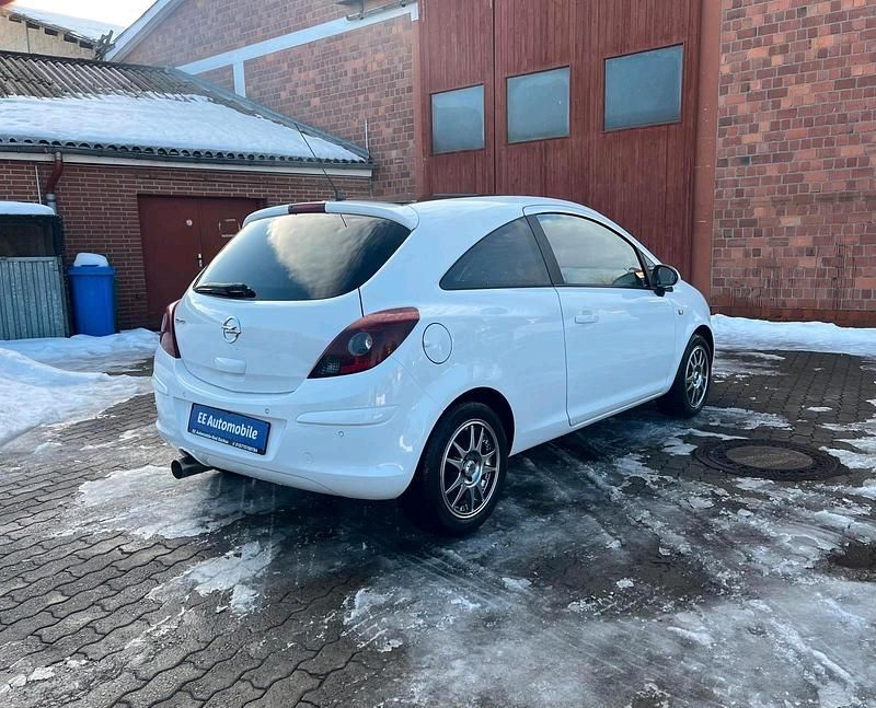 Gebraucht Opel Corsa Color Edition 101 PS (74 kW) 2012 Weiß Kleinwagen