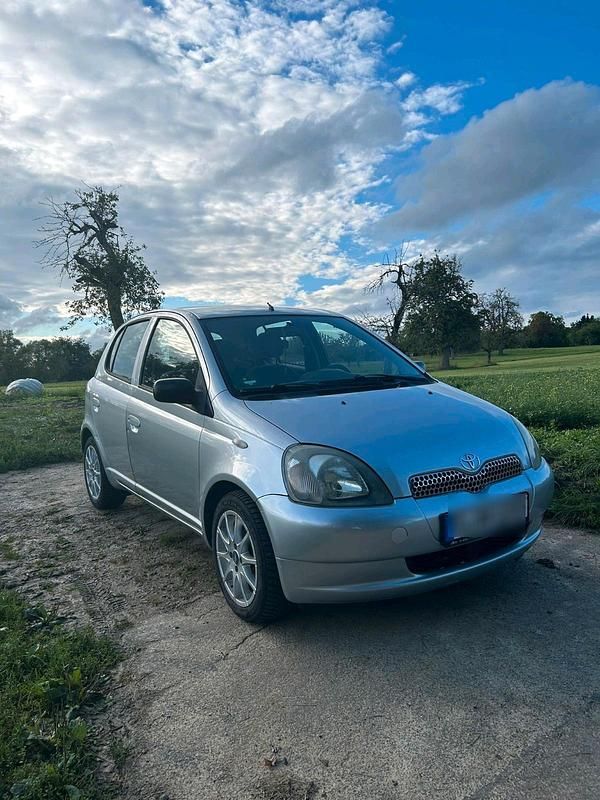 Silber Gebraucht 2000 Toyota Yaris Kleinwagen | 2.200 € (Fairer Preis) - Bild 1/4