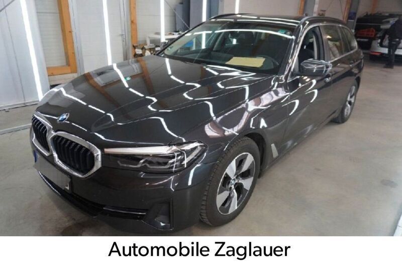 Grau Gebraucht 2022 BMW 520 Sport Line Kombi | 31.790 € (Guter Preis) - Bild 1/4