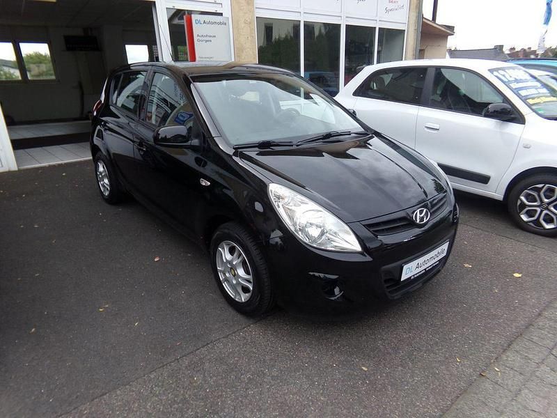 Schwarz Gebraucht 2012 Hyundai i20 Classic Limousine | 5.295 € (Etwas zu teuer) - Bild 1/4