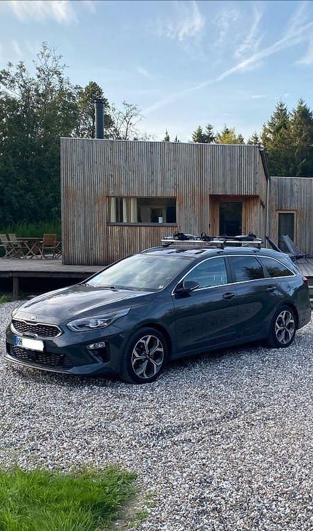 Grau Gebraucht 2018 Kia Ceed Sportswagon Platinum Edition Kombi | 16.990 € (Etwas zu teuer) - Bild 1/4