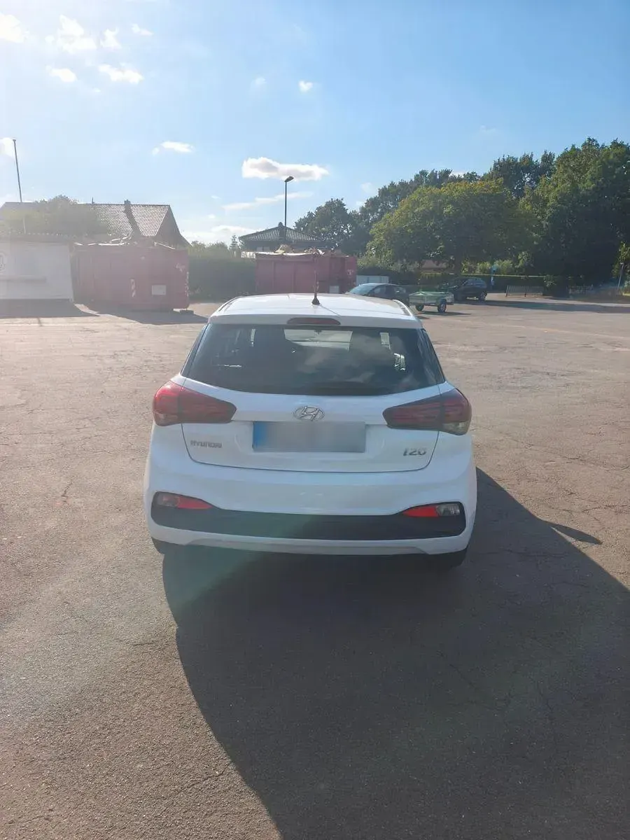 Gebraucht Hyundai i20 75 PS (55 kW) 2018 Weiß Kleinwagen