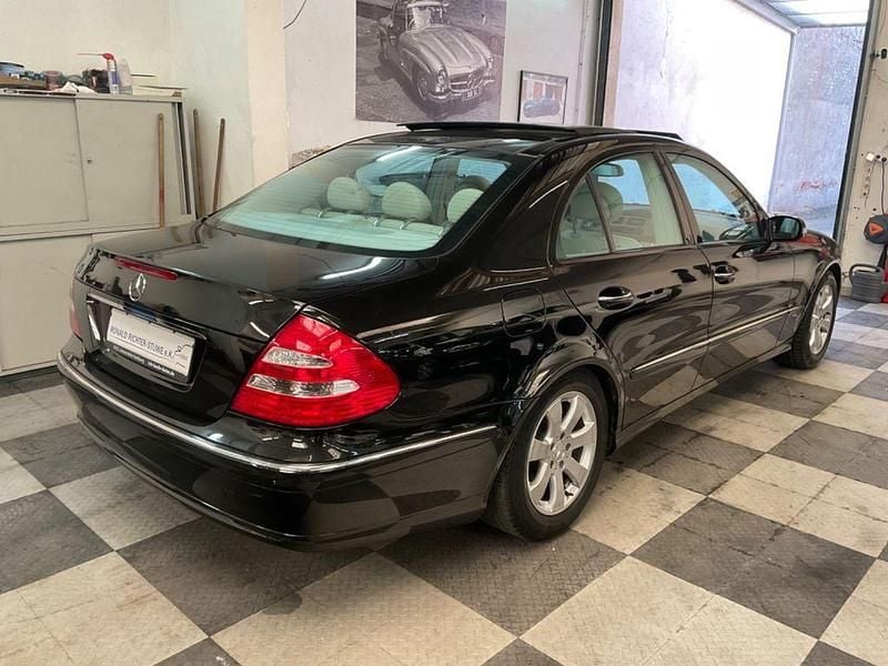 Second-hand Mercedes E320 Avantgarde 224 CP (164 kW) 2004 Negru Berlinǎ