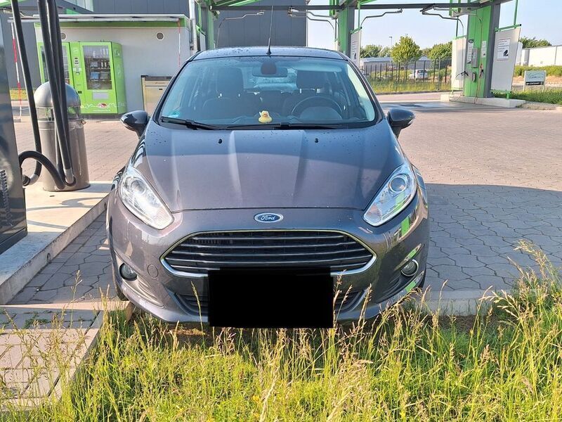 Grau Gebraucht 2015 Ford Fiesta Titanium Kleinwagen | 10.500 € (Etwas zu teuer) - Bild 1/4