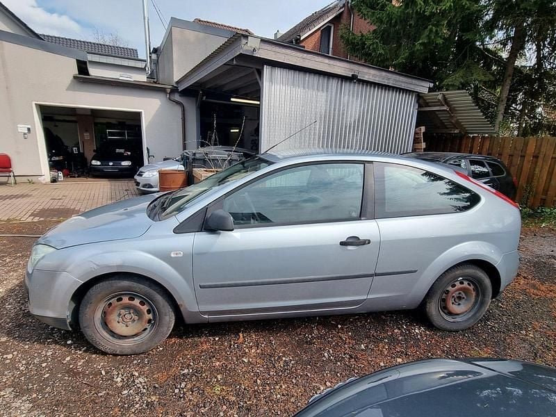 Second-hand Ford Focus 101 CP (74 kW) 2005 Argintiu Berlinǎ