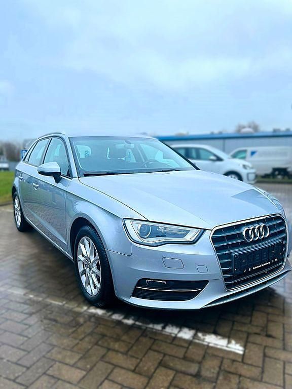 Gebraucht Audi A3 Attraction 110 PS (80 kW) 2015 Silber Limousine