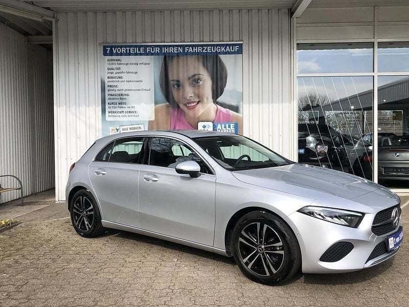 Silber Gebraucht 2023 Mercedes A200 Advanced Limousine | 27.485 € (Guter Preis) - Bild 1/4