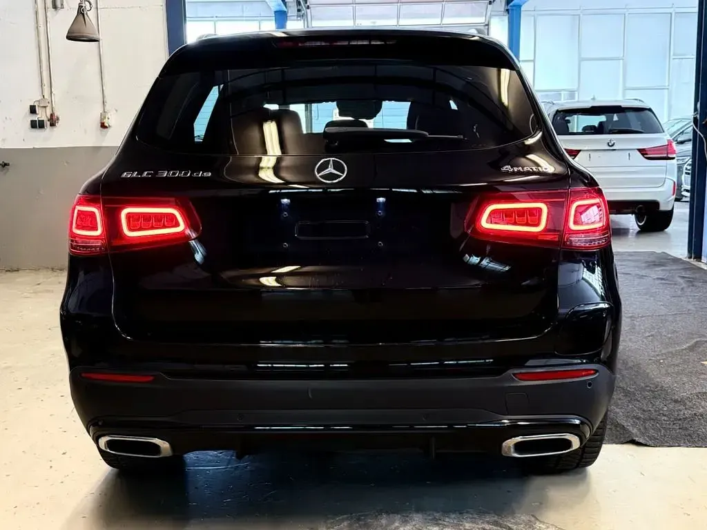 Gebraucht Mercedes GLC300e 194 PS (142 kW) 2021 Schwarz SUV