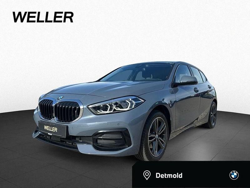 Storm bay (grau) Gebraucht 2022 BMW 118 Comfort Edition Kleinwagen | 24.850 € (Fairer Preis) - Bild 1/4