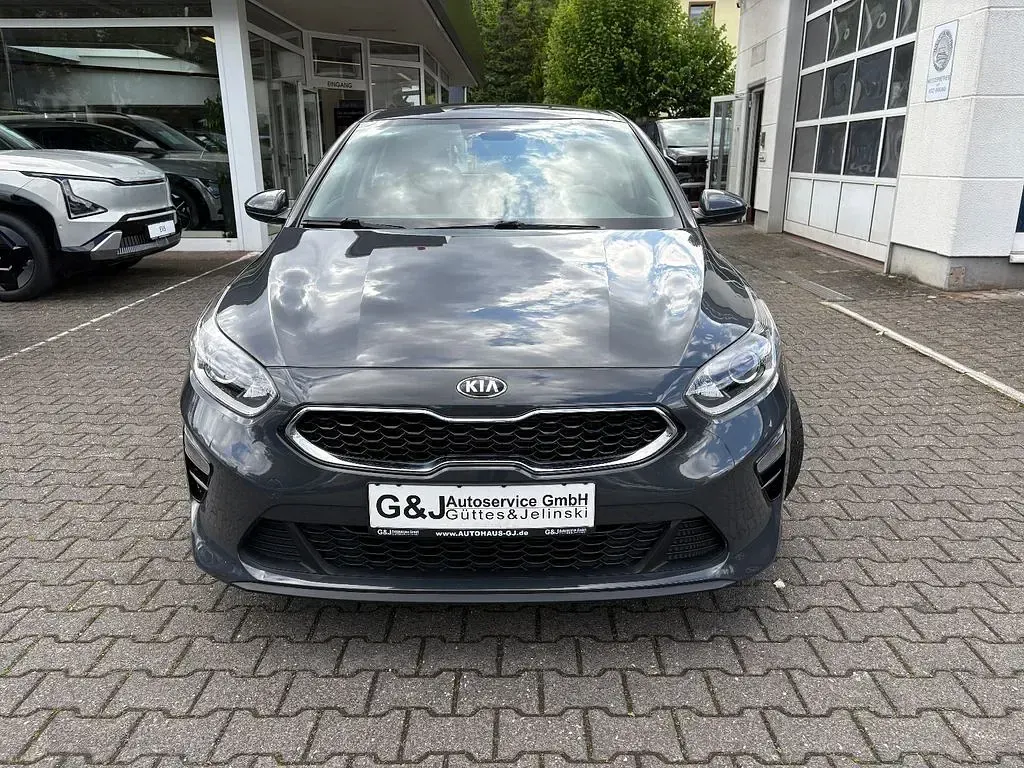 Gebraucht Kia Ceed Vision 140 PS (102 kW) 2019 Grau Kleinwagen