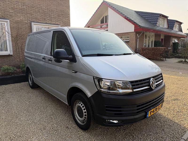 Gebraucht VW Transporter 150 PS (110 kW) 2018 Silber Van