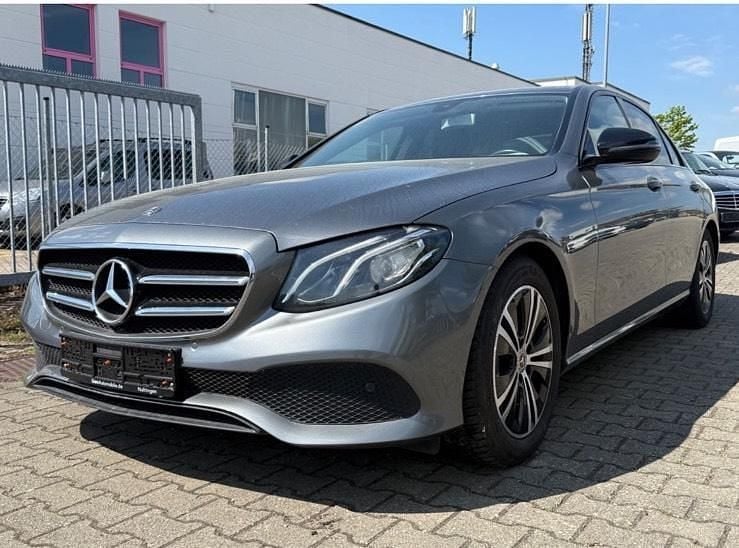 Grau Gebraucht 2017 Mercedes E220 Avantgarde Limousine | 23.000 € (Guter Preis) - Bild 1/4