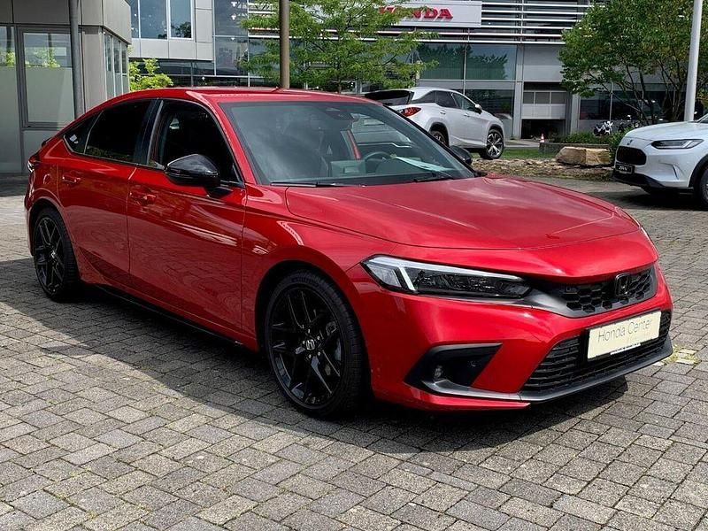 Premium crystal red Gebraucht 2024 Honda Civic Hybrid Limousine | 32.980 € (Teuer) - Bild 1/4
