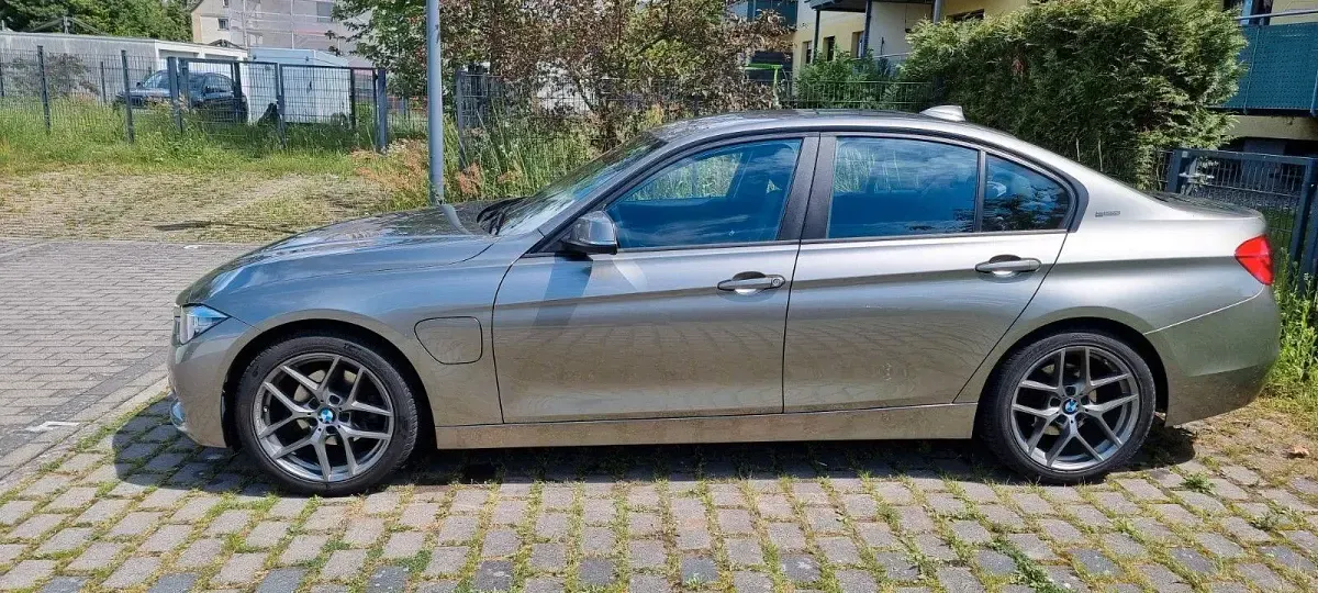 Gebraucht BMW 330e Advantage 252 PS (185 kW) 2016 Grau Limousine
