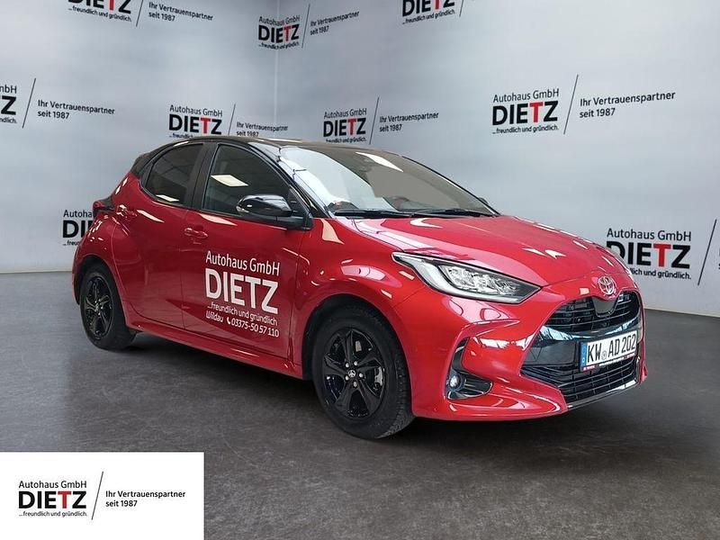 Schwarz Gebraucht 2024 Toyota Yaris Hybrid Plus Limousine | 23.990 € (Superpreis) - Bild 1/4