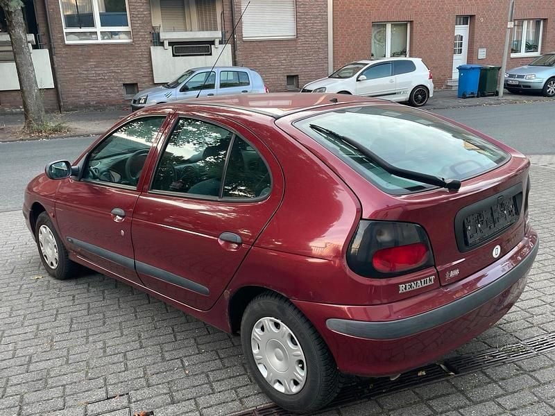 Rot Gebraucht 1997 Renault Mégane Limousine | 999 € (Fairer Preis) - Bild 1/4