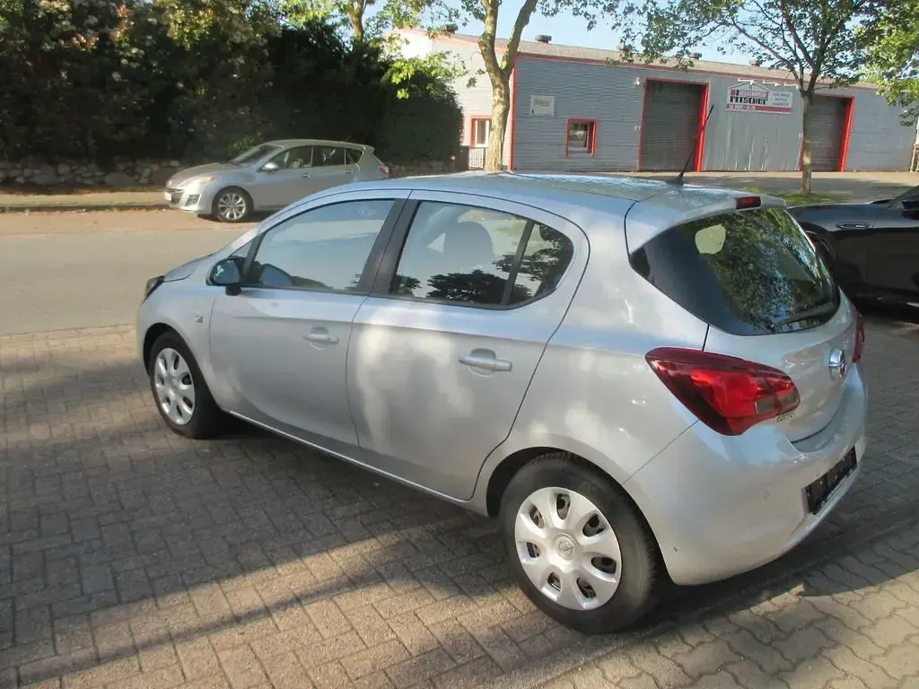 Gebraucht Opel Corsa Edition 69 PS (50 kW) 2016 Silber Kleinwagen