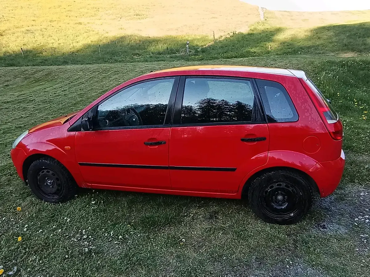 Second-hand Ford Fiesta 59 CP (43 kW) 2005 Roșu Hatchback