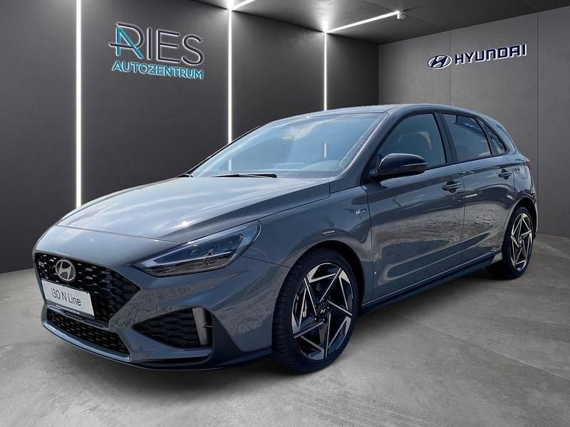 Shadow grey Neu 2025 Hyundai i30 Limousine | 32.150 € (Teuer) - Bild 1/4