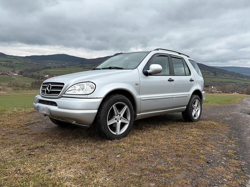 Gebraucht Mercedes ML320 218 PS (160 kW) 2001 Silber SUV